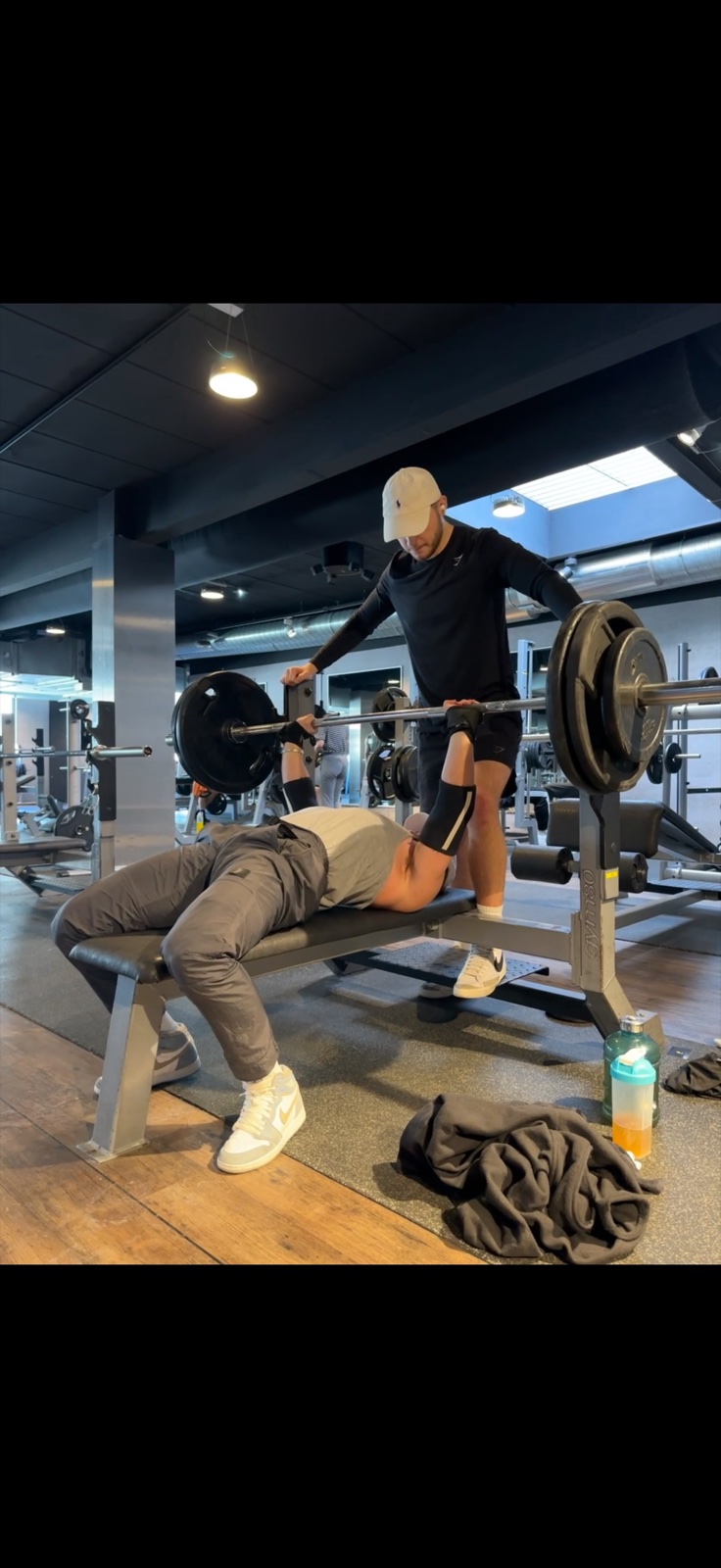 Luca beim Bankdrücken mit Trainingspartner