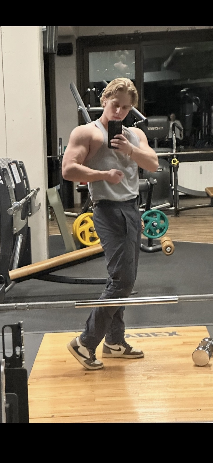 Luca im Gym, in Sneakern