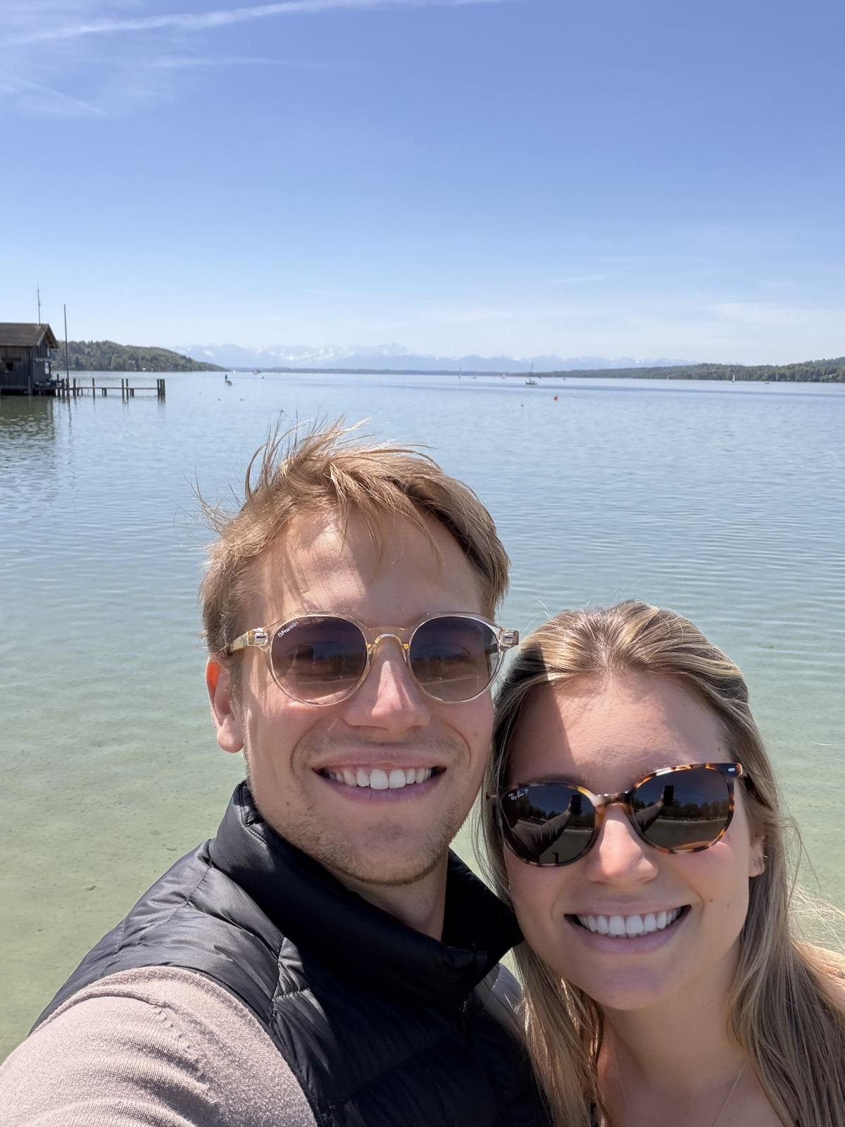 Luca mit seiner Freundin am See